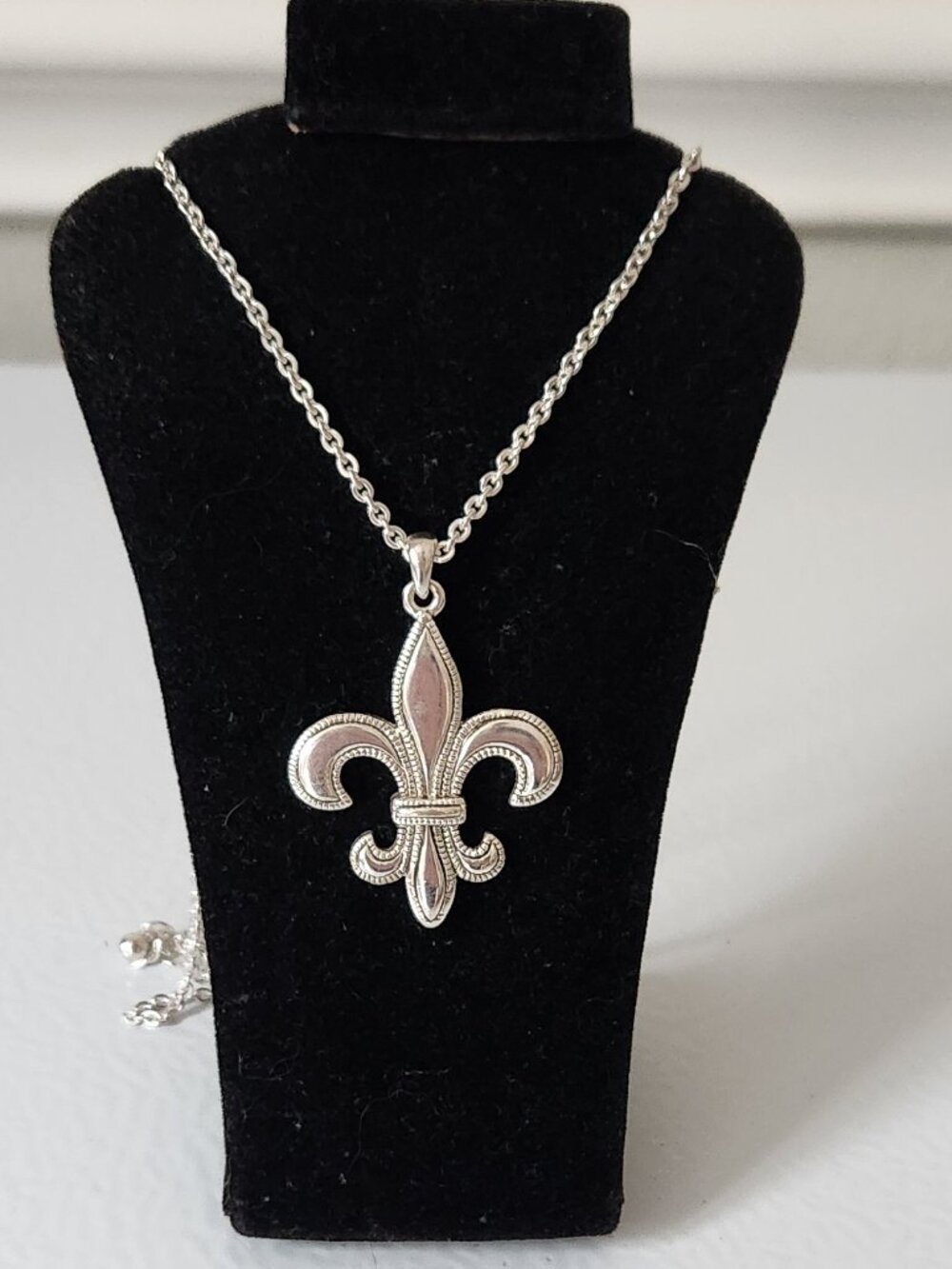 Silver Tone Fleur-de-Lis Necklace